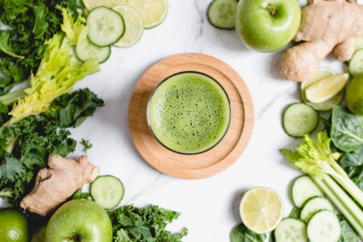 Glowing Green Juice (No Juicer Needed) Green juice made with cucumbers, celery, kale, spinach, green apples, ginger, and lime juice in a glass.