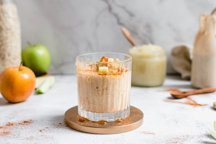 Apple Banana Smoothie Apple banana smoothie with cinnamon, apples, bananas, and oats in a glass with apples on the side.