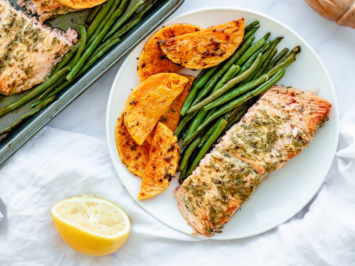 High-protein roasted salmon with squash and green beans